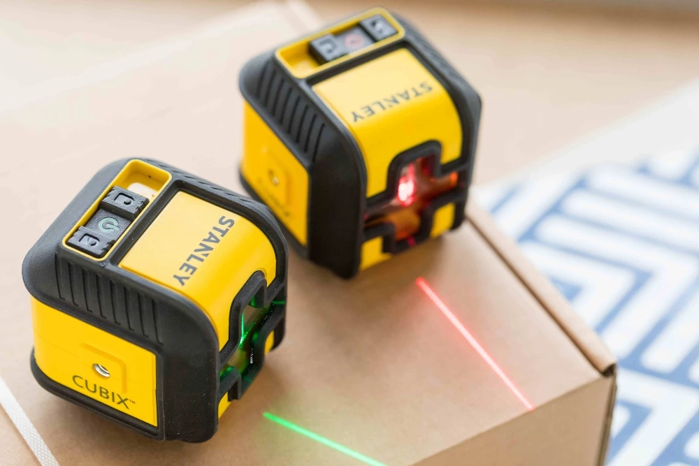 Nivel laser kryq Stanley Cubix Red Glow STHT77498-1 12 m, i kuq, set me mbajtës + 2x AA + kuti