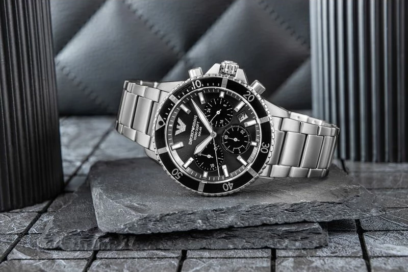 Orë dore meshkujsh Emporio Armani World Explorer AR11739, e zezë/argjendtë, set me kuti