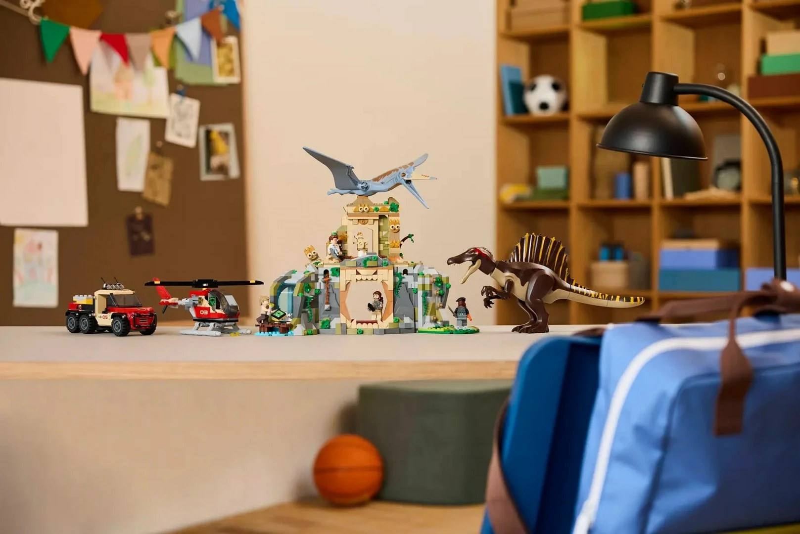 Set LEGO Jurassic World 76976 Spinosaurus & Quetzalcoatlus Air Mission, 4 minifigura