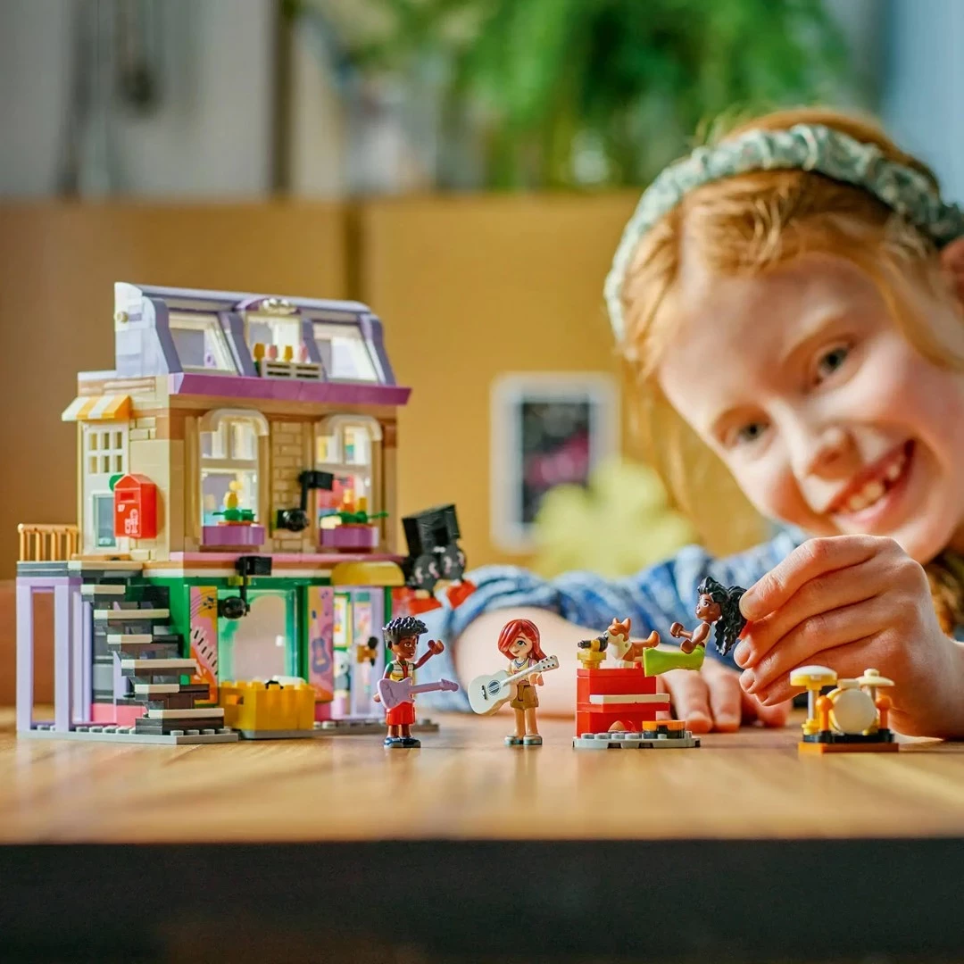 Set LEGO Friends Music Store & Apartment 42653, 3 minifigura, për fëmijë 7+