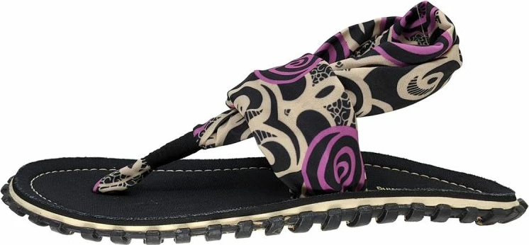 Papuqe për femra Gumbies, të zeza