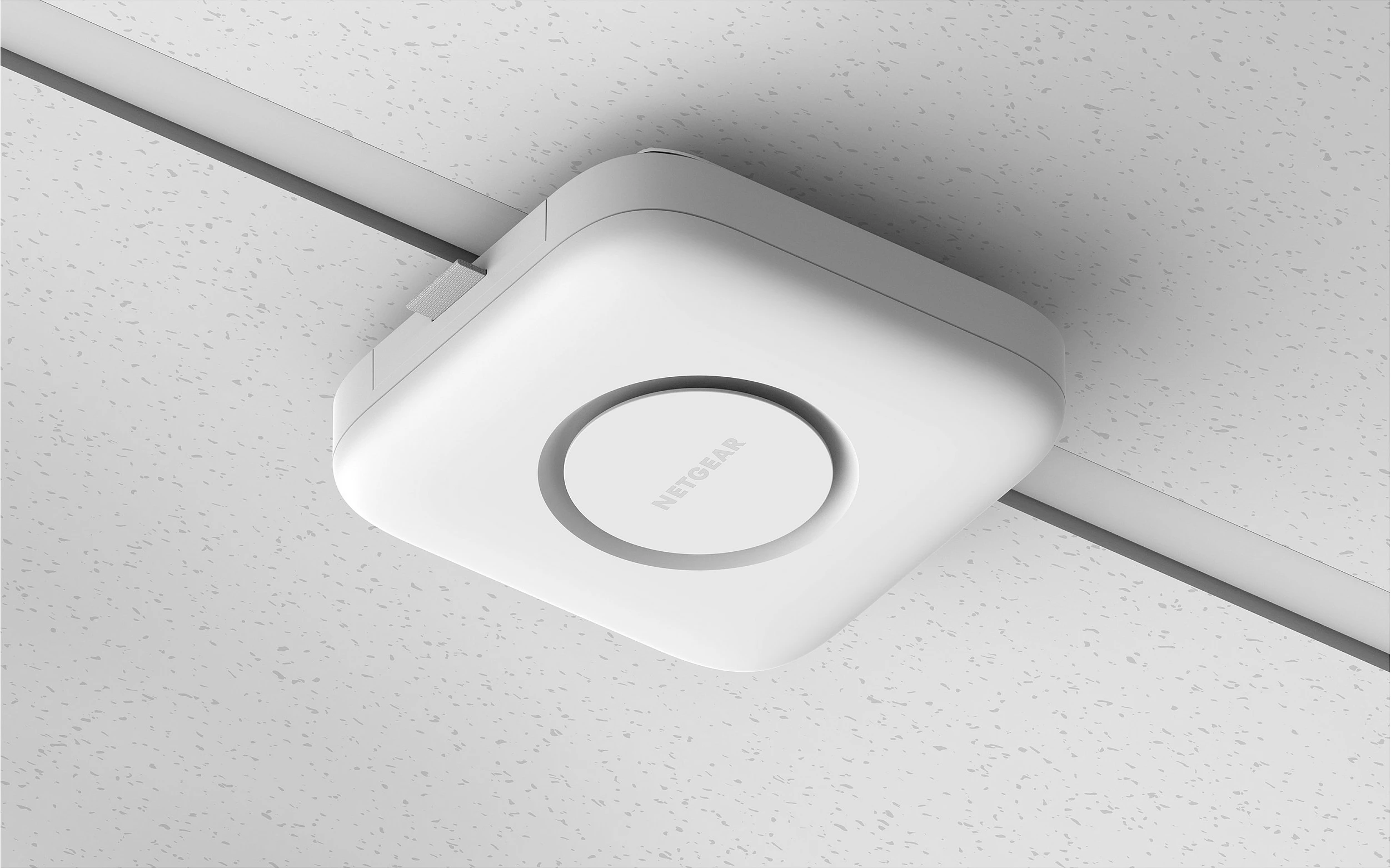 Access point Wi‑Fi NETGEAR WBE718, tri-band 2.4/5/6 GHz, Wi‑Fi 7, 2.5G PoE, i bardhë