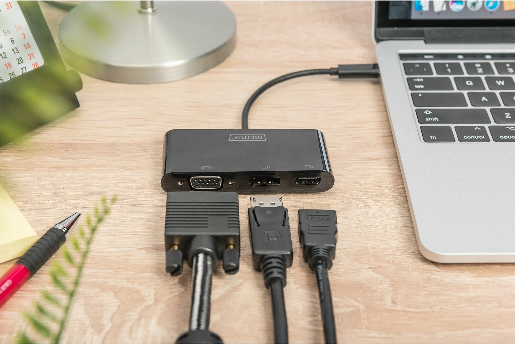 Adapter grafik Digitus USB-C në DisplayPort/HDMI/VGA, i zi