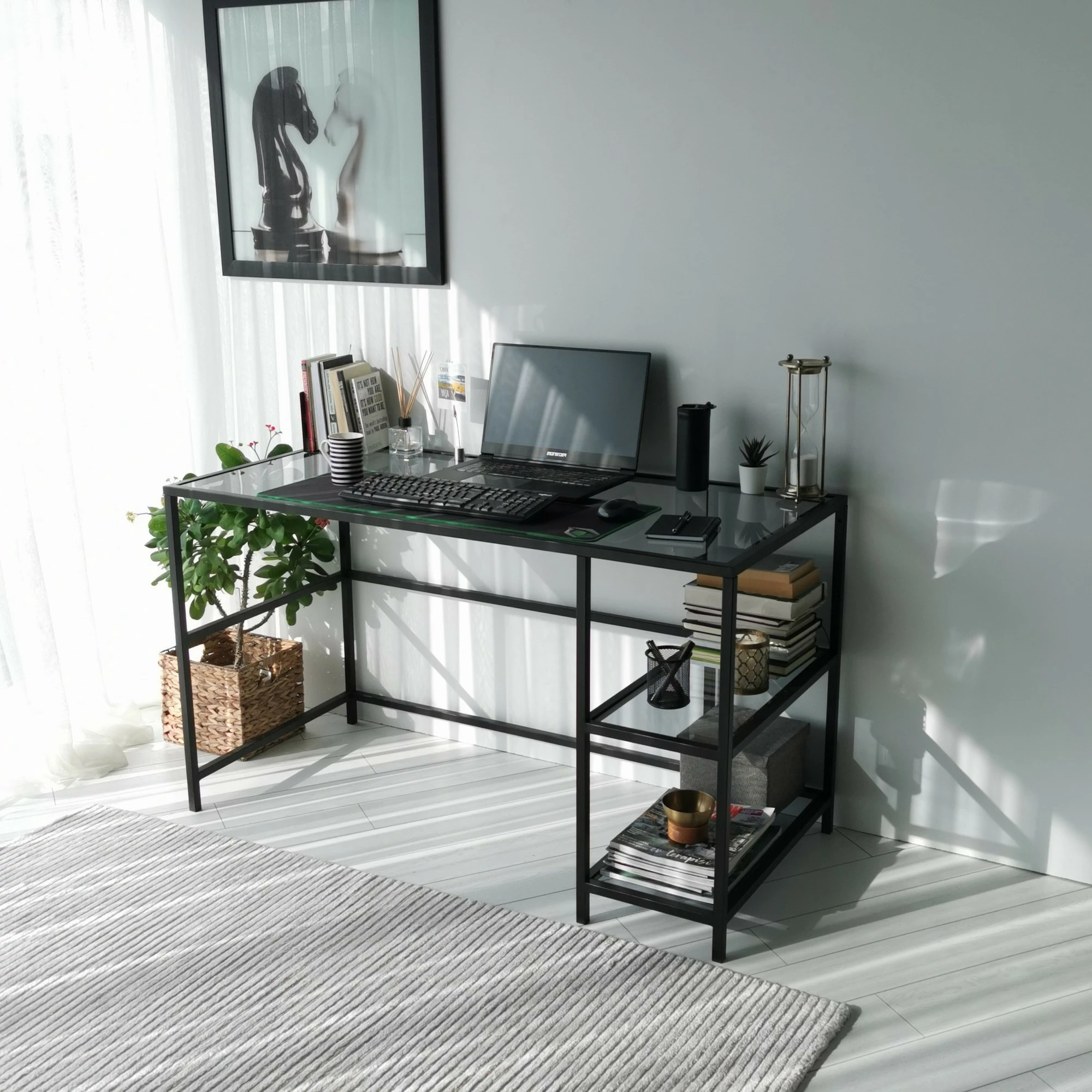Tavolinë pune moderne Hanah Home, Master Çalışma Masası, 130x60cm, xham i temperuar, kornizë metalike, ngjyrë e zezë dhe fume