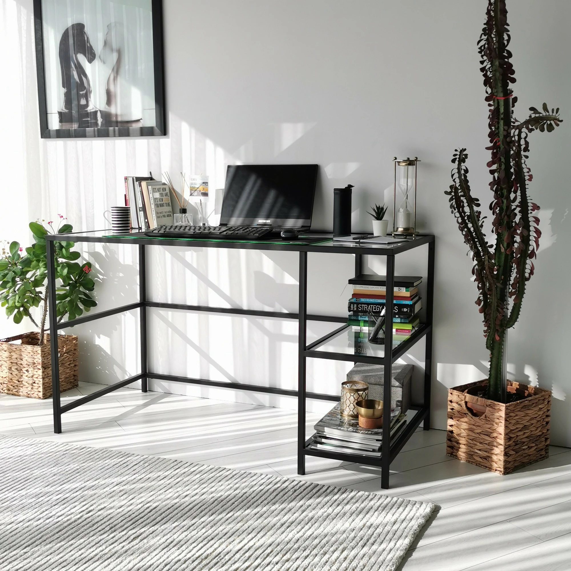 Tavolinë pune moderne, xham i temperuar, kornizë metalike, ngjyrë e zezë, 130x60cm, M101