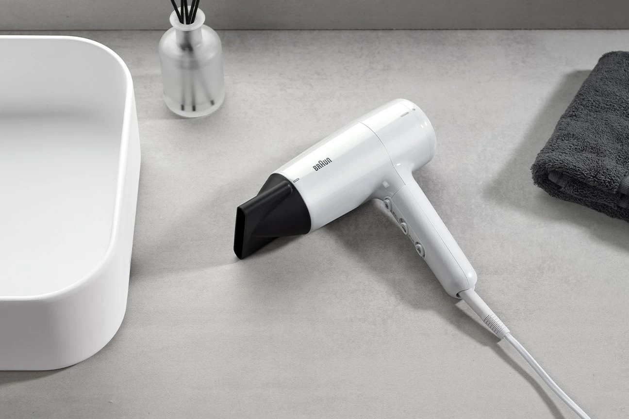 Tharëse flokësh Braun BRHD210E 2100W e bardhë me koncentrator