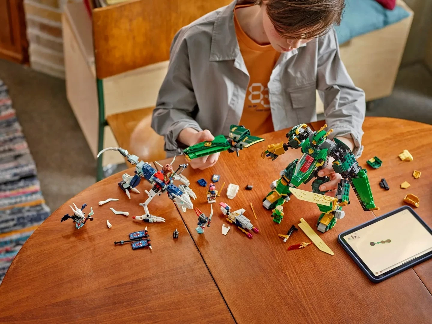 Set LEGO NINJAGO Lloyd’s Jet Mech 71845, 117 pjesë, 5 minifigura