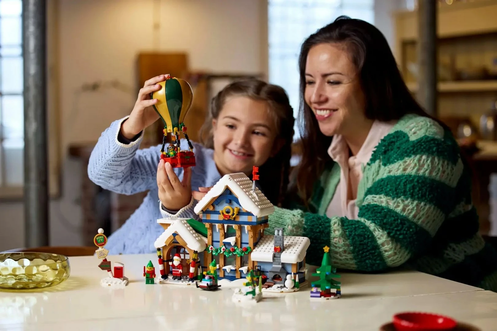 Set LEGO ICONS 10339 Santa's Post Office, 5 minifigura