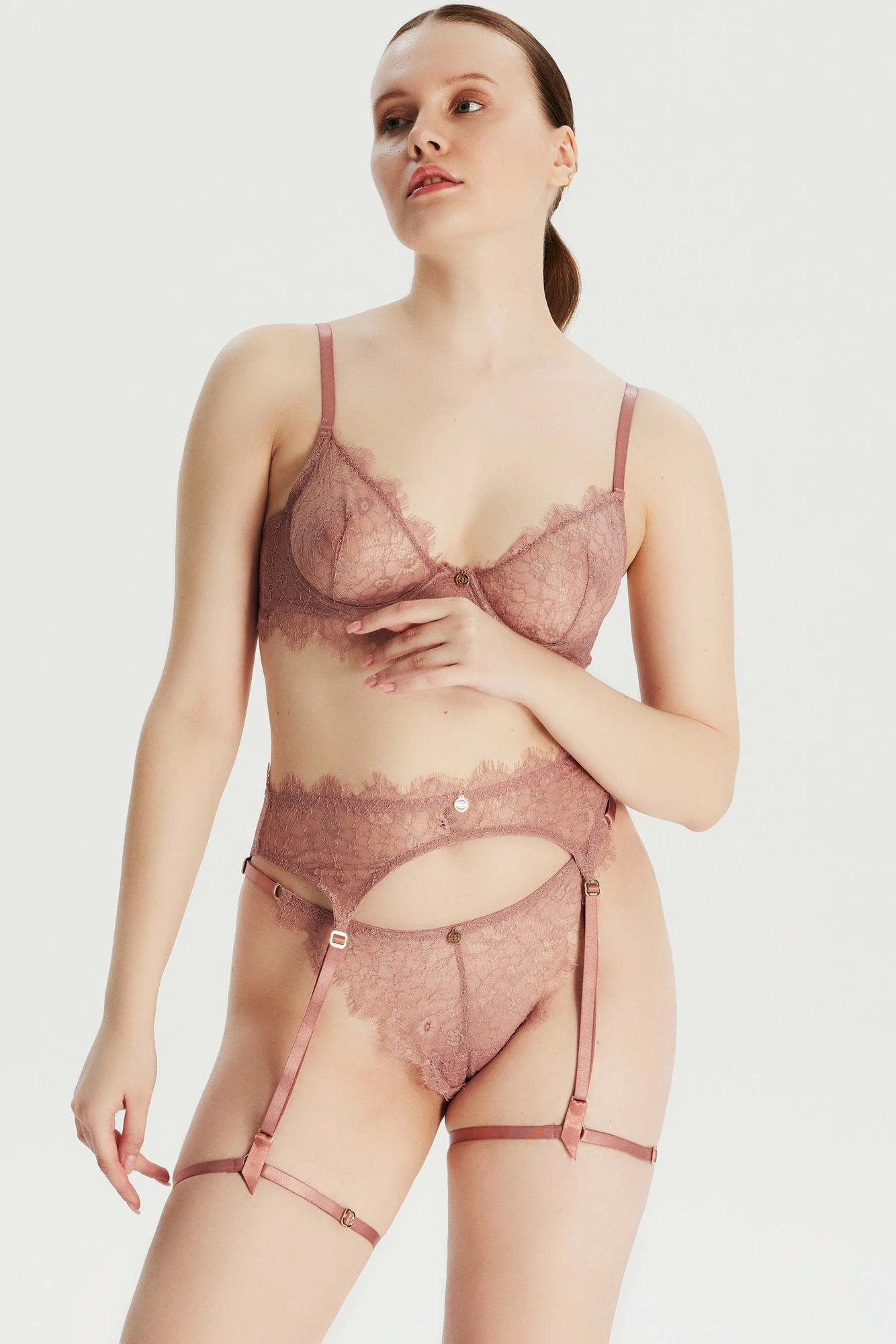 Sytjena Jumeon, Royal Lace, dusty rose