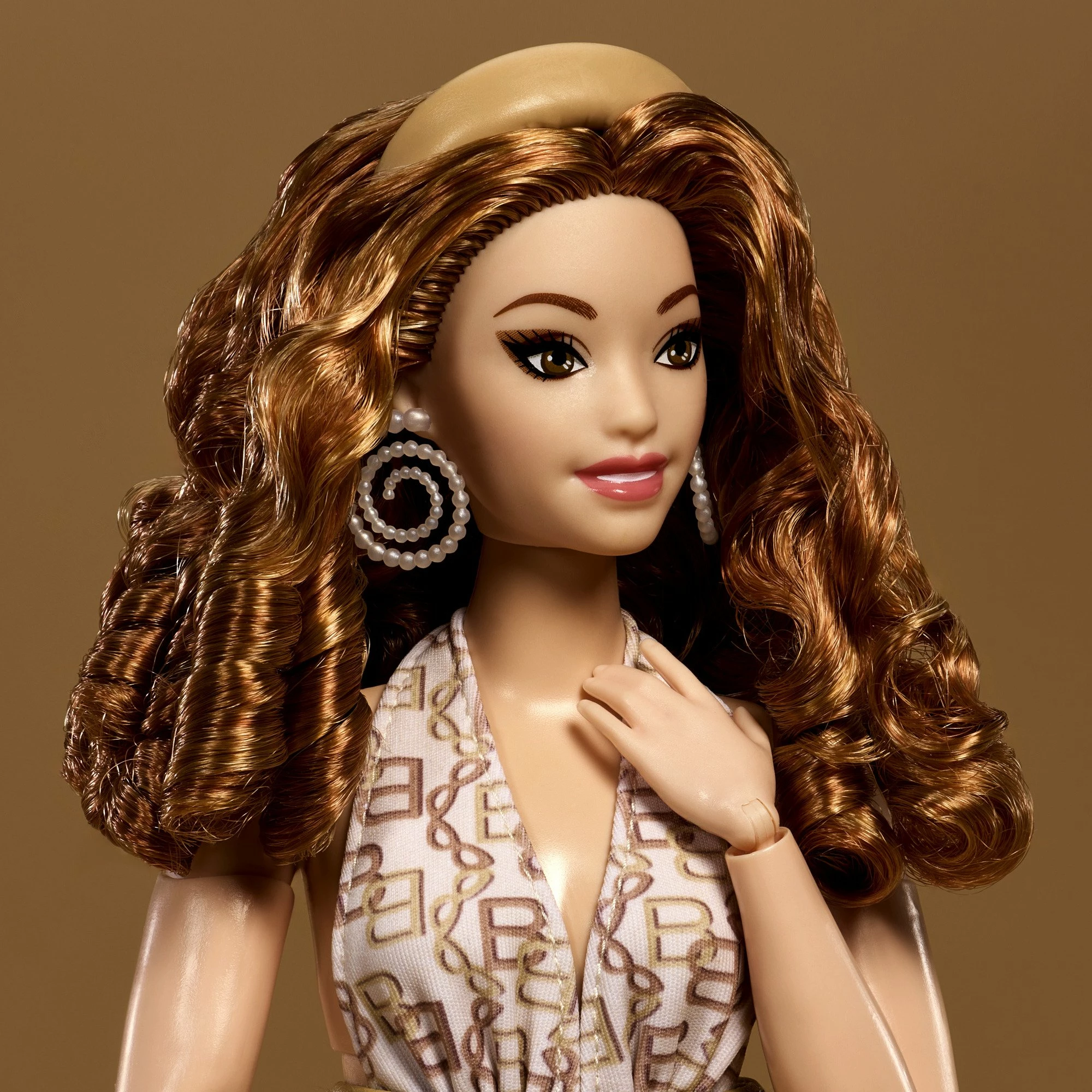 Kukull Barbie Mattel You Create Barbie Basics Neutral Set 003 JJX37 me 2 koka ndërruese, 4 veshje, 2 palë këpucë, 6 aksesorë, Made to Move, ngjyra neutrale