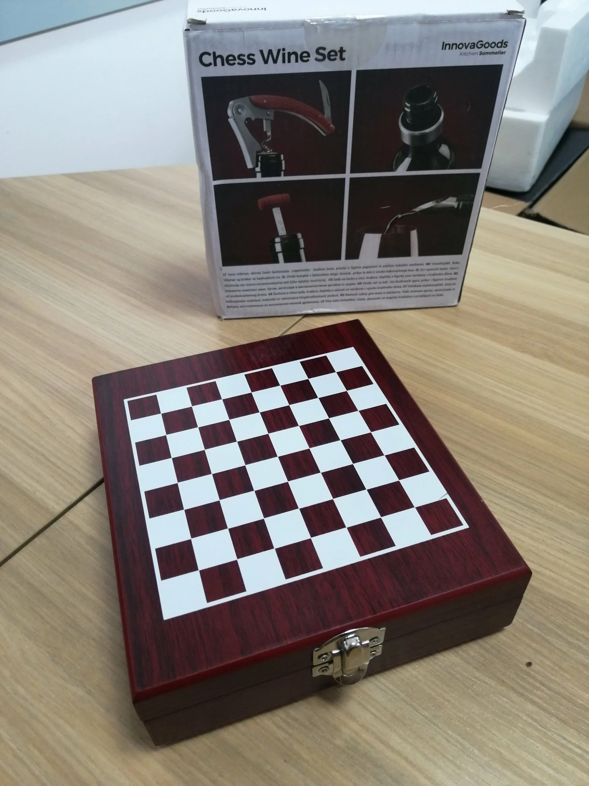 Set aksesorësh për verë dhe shah InnovaGoods Wine & Chess, 37 copë, shumëngjyrëshe