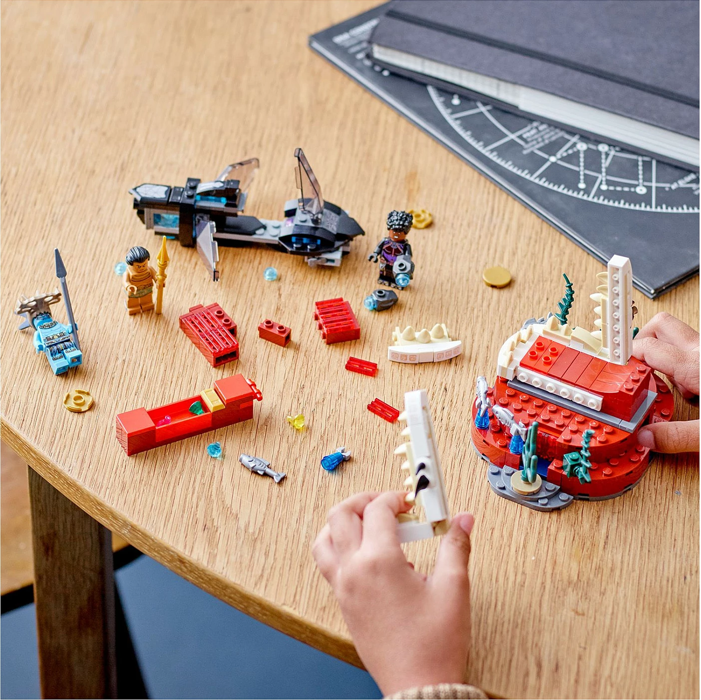 Set ndërtimi LEGO Marvel Avengers King Namor’s Throne Room, 355 pjesë, shumëngjyrësh