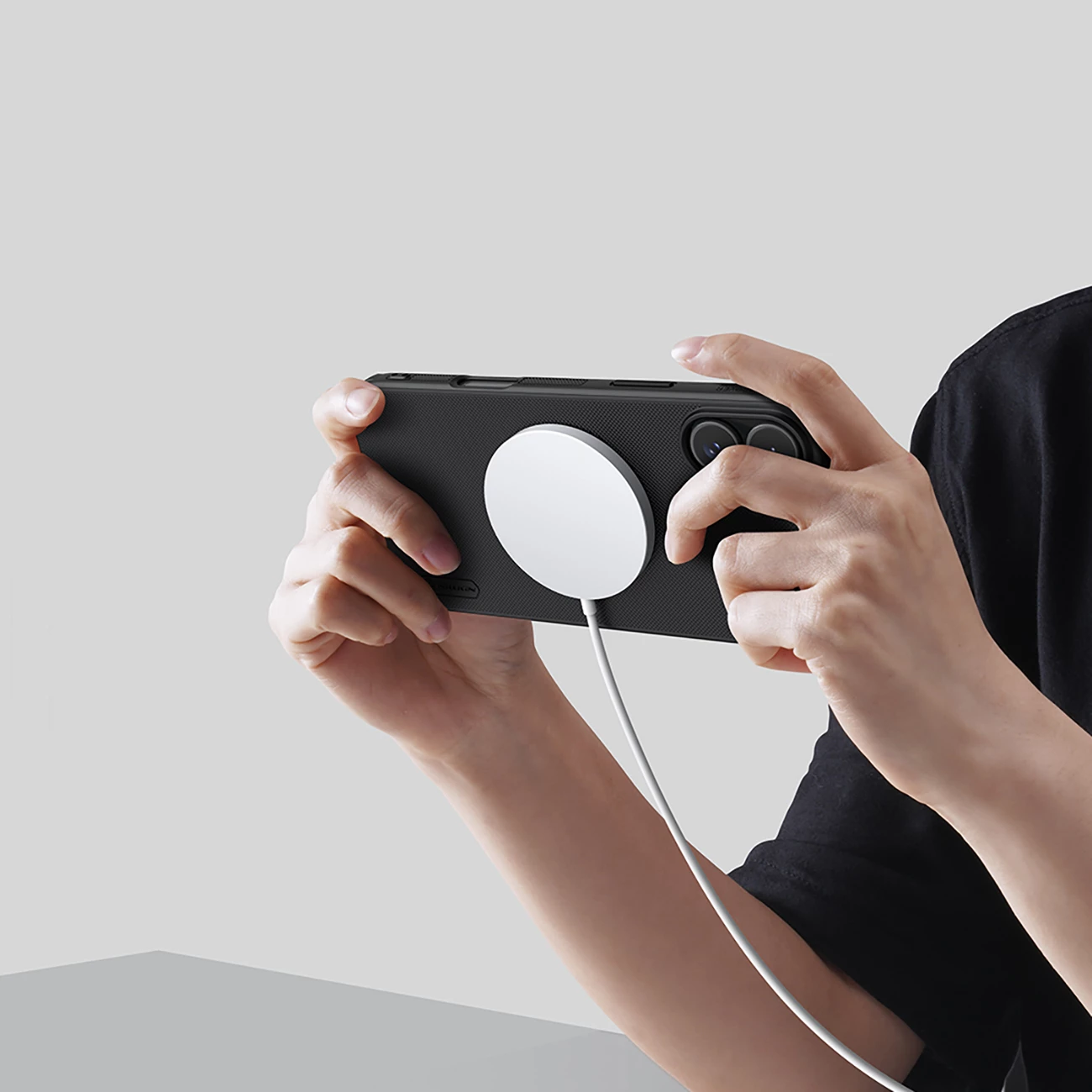 Mbështjellës Nillkin Super Frosted Shield Pro Magnetic Case për iPhone 16, i zi