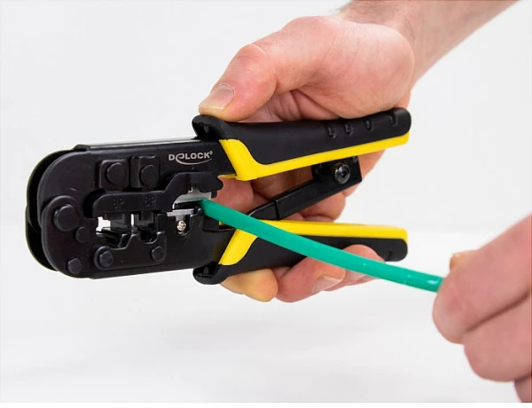 Pincë krimpimi DeLOCK universale RJ45/RJ12/RJ11, me zhveshës kablli, e zezë/verdhe
