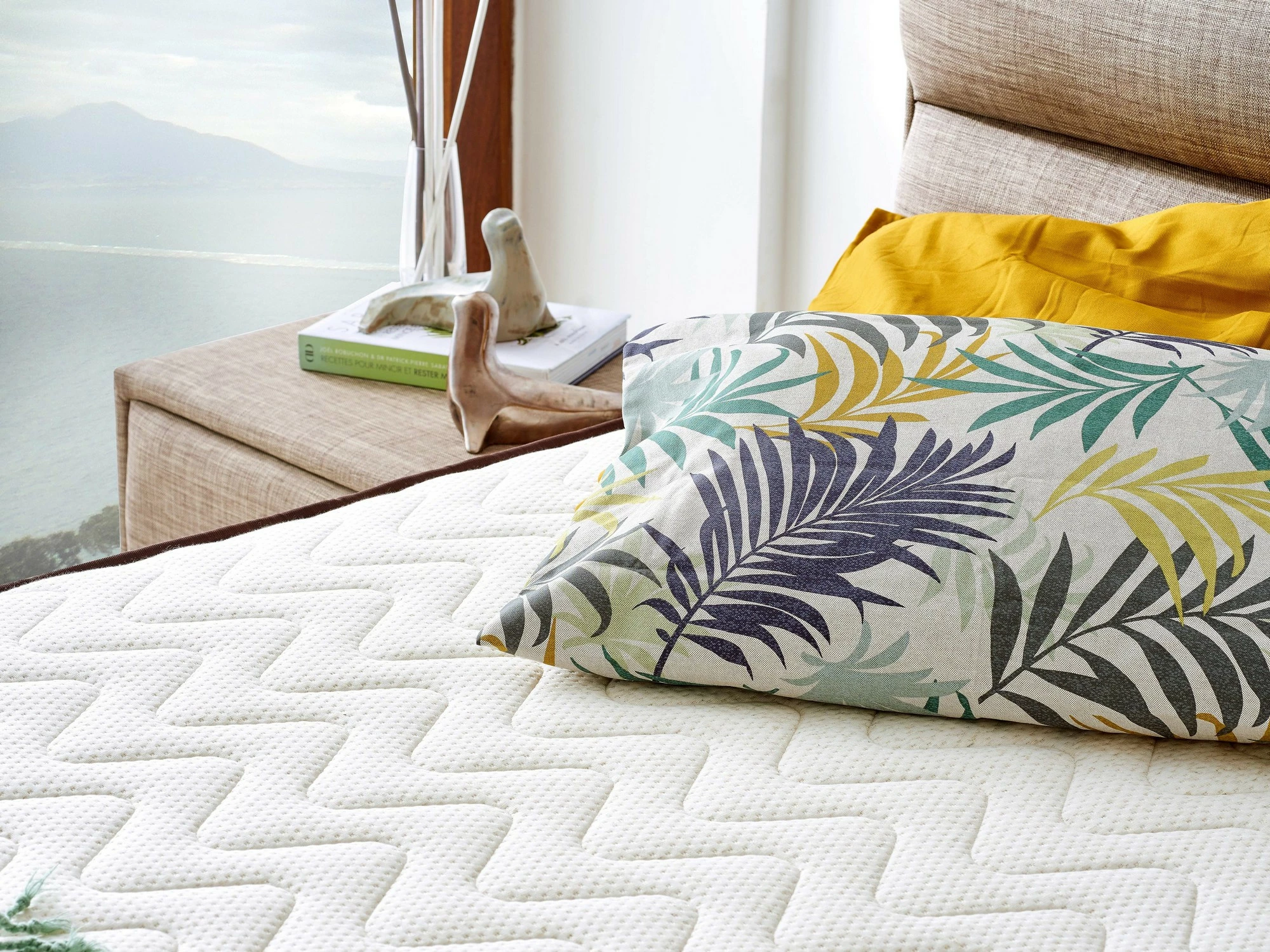 Dyshek luksoz Visco Exclusive, Skye Decor, 140x200 cm, memory foam, i butë, ngjyrë e bardhë/kafe