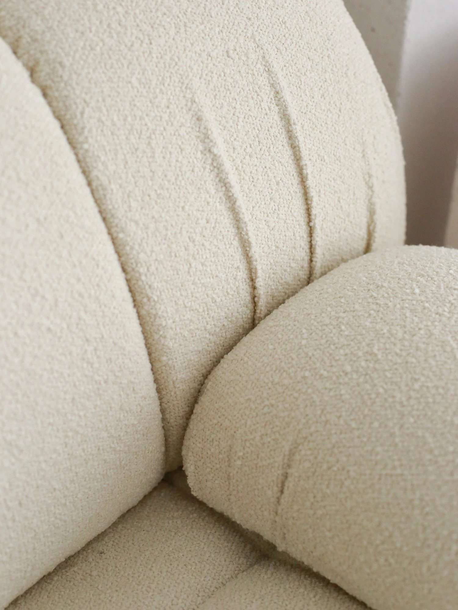 Divan dy ulës, Atelier del Sofa, Soli, i bardhë