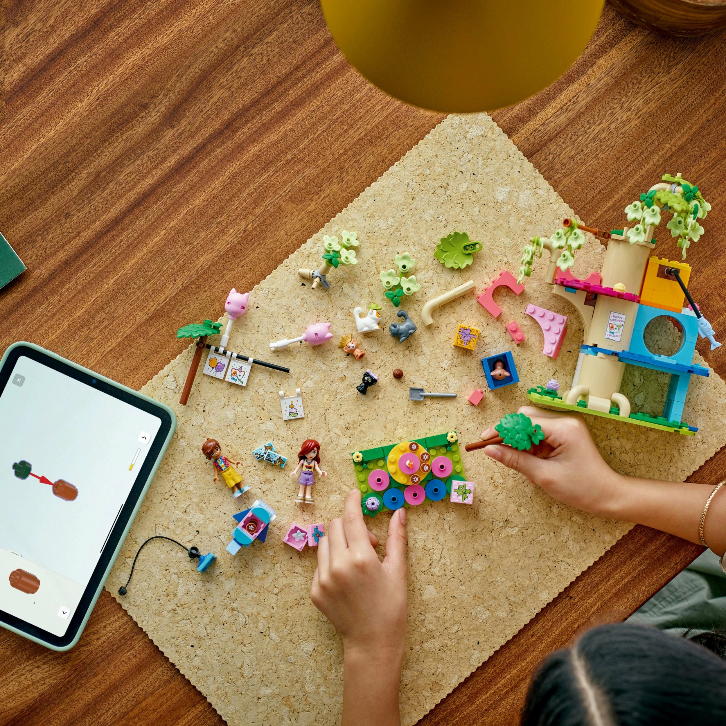 Set ndërtimi LEGO Friends 42666 Cat Birthday Party and Tree House, 321 copë