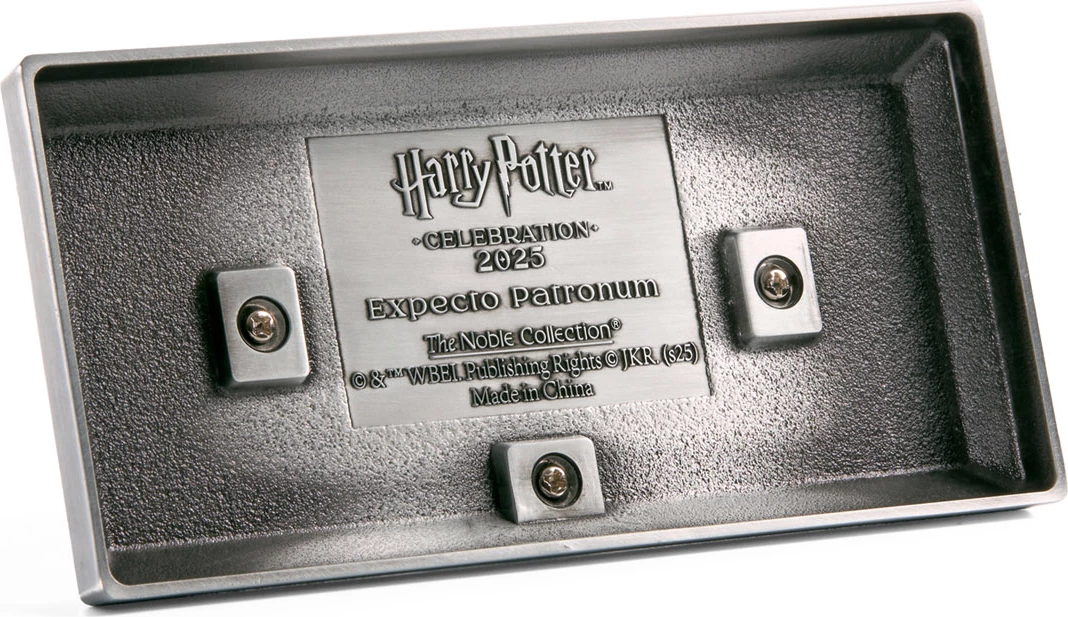 Shkop magjik Noble Collection Harry Potter Celebration Wand 2025, 37 cm, rrëshirë, me mbajtëse metalike + badge enamel, blu/argjend