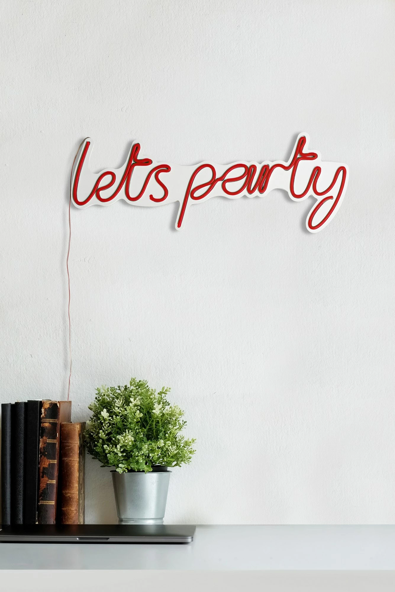 Dekor dritash LED plastik, 'lets party', ngjyrë e kuqe