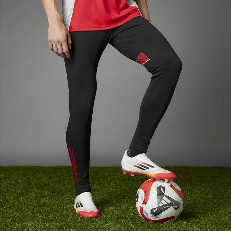 Atlete futbolli adidas për meshkuj, të bardha