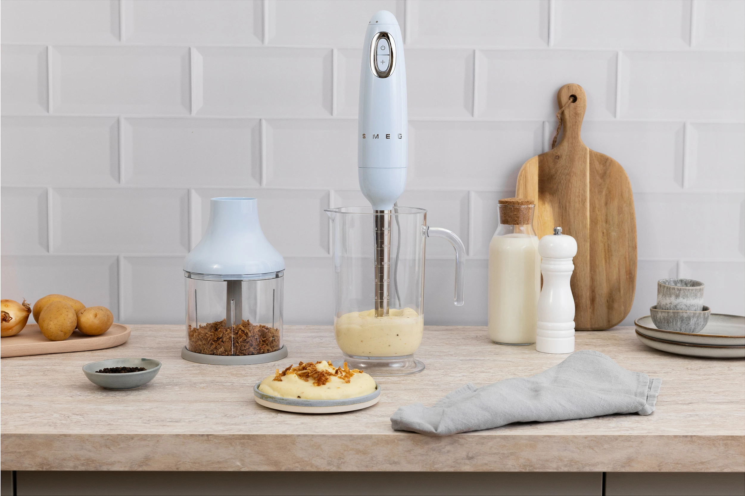 Blender dore Smeg HBF03PBEU, set me copëtues, gotë matëse dhe rrahëse, Blu Azur