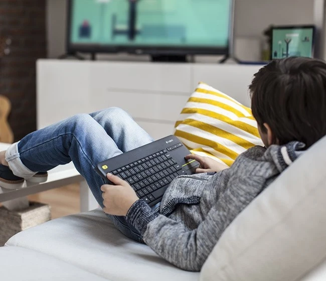 Tastaturë Logitech K400 Plus, Wireless, e Zezë