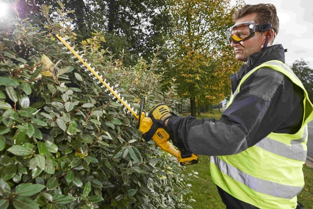 Gërshërë gardhi akumulatorike Dewalt DCM563P1 18V 5.0Ah, shpatë 55 cm, prerje 19 mm, e verdhë/zezë, set me bateri 5.0Ah dhe karikues