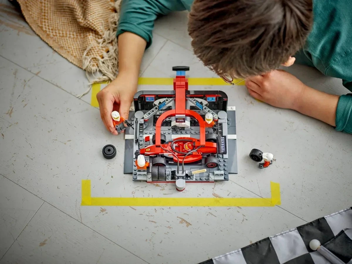 Set LEGO City 60443, Pit Stop & Pit Crew me veturë Ferrari, Kuq