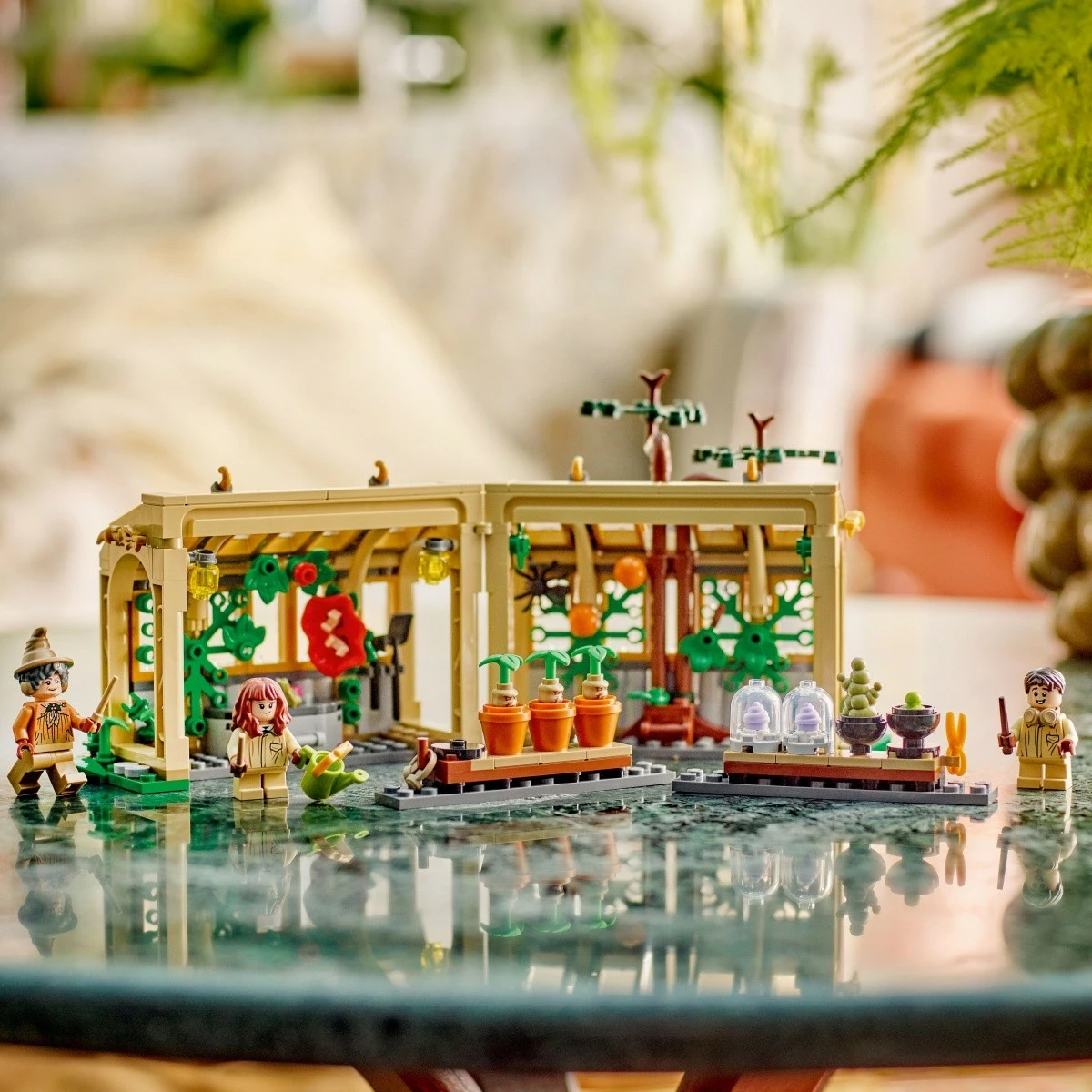 Set LEGO Harry Potter 76445 Hogwarts Castle: Herbology Class, 390 pjesë