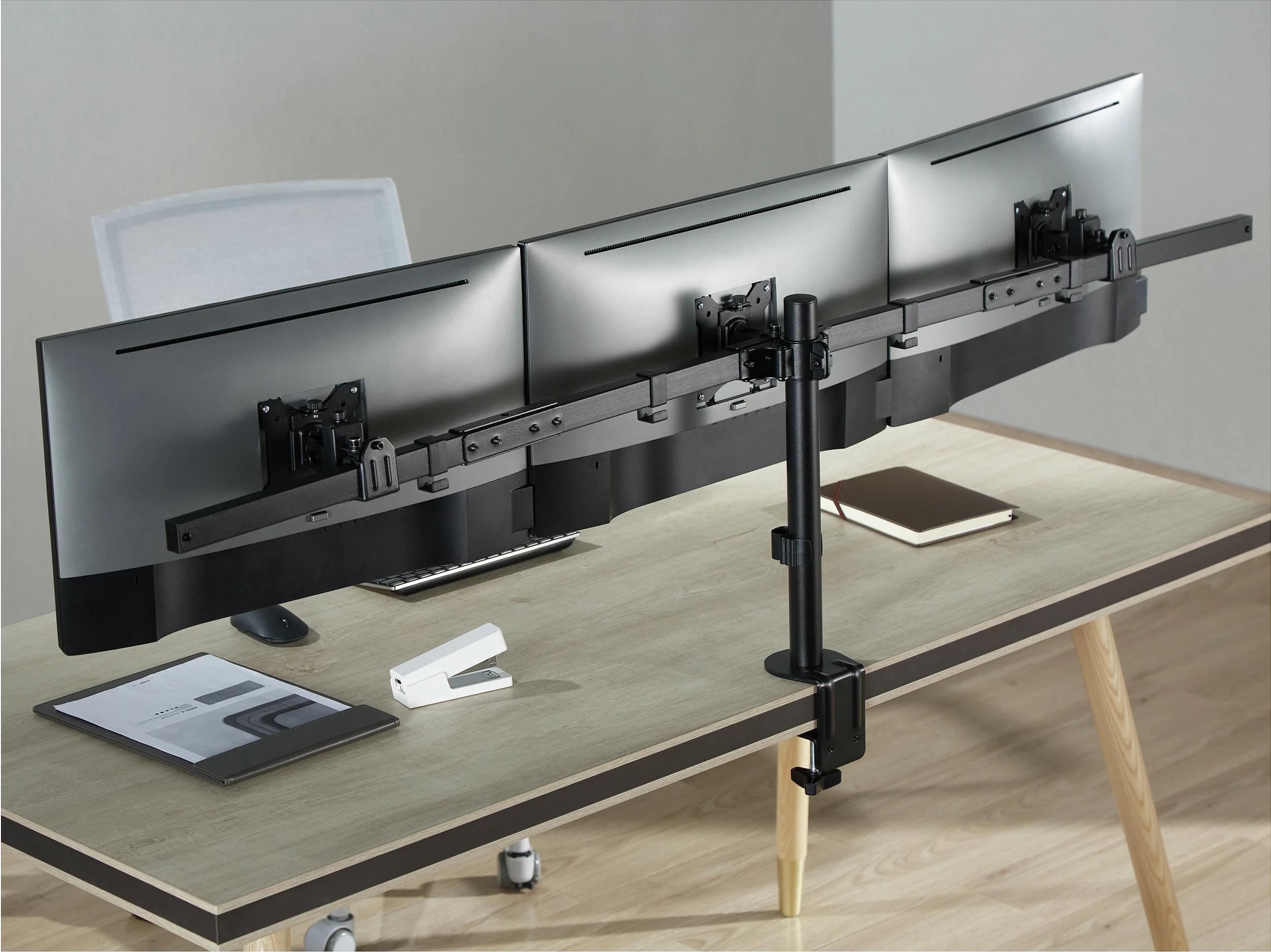 Mbajtëse tavoline për 3 monitorë EQUIP 3TFT 17"-32", VESA 75x75/100x100, 360°, 7kg/monitor, e zezë