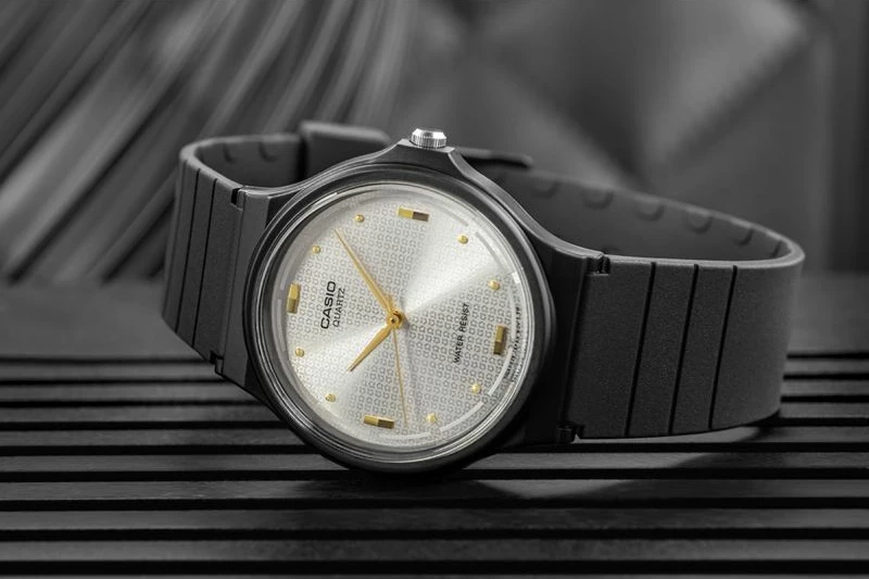 Orë dore për femra Casio, e zezë