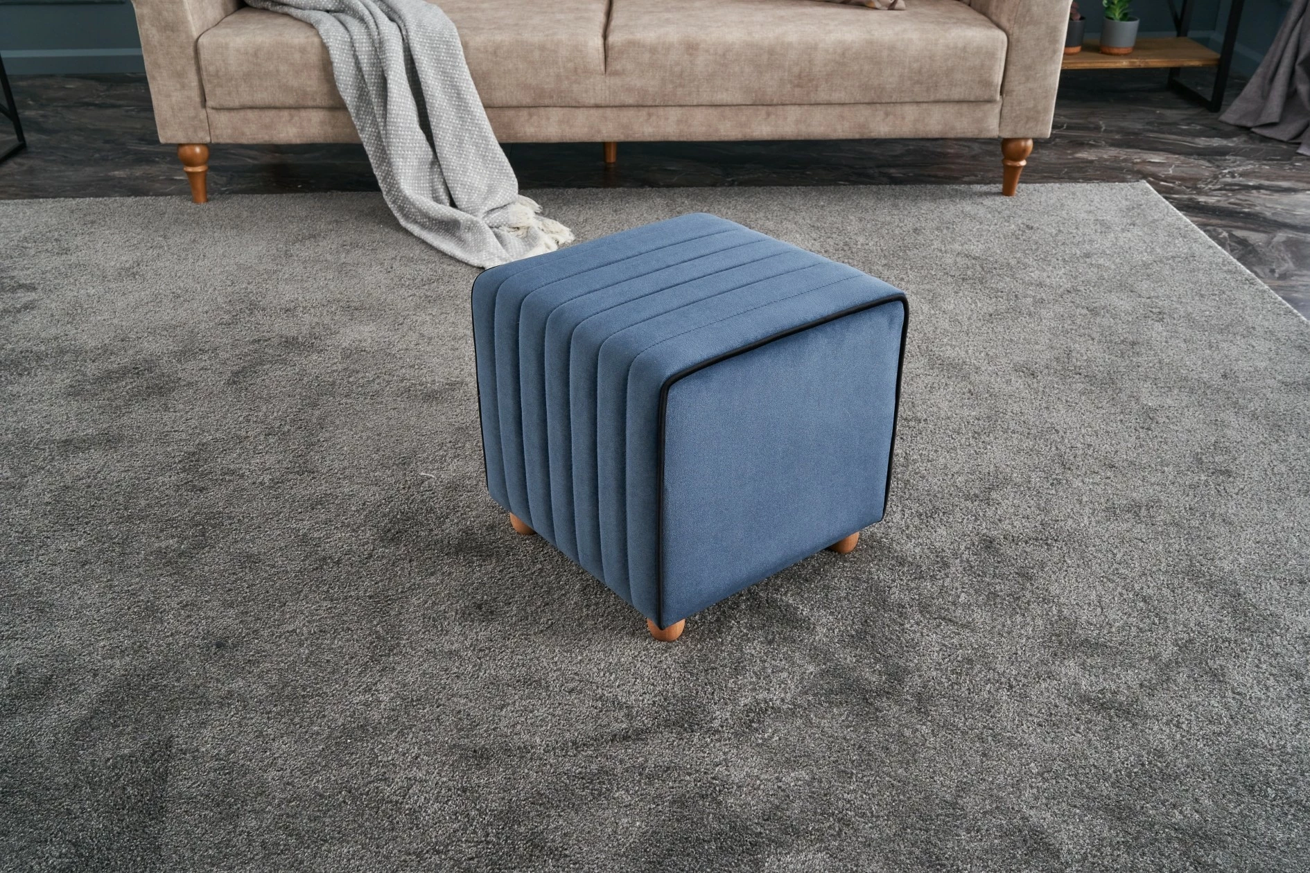Puf Mona, kadife blu, Atelier del Sofa