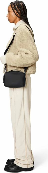 Çantë Rains, e zezë