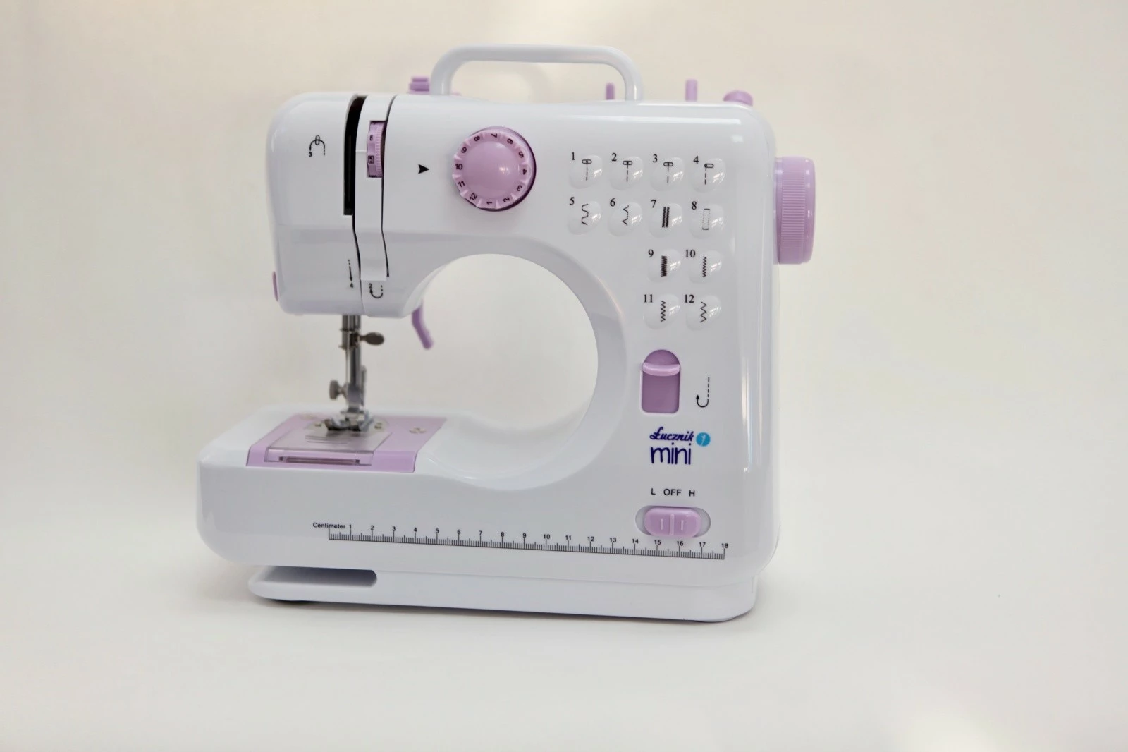 Makine qepëse, Łucznik, Mini, 12 qepje, kapës rrotullues, krah i lirë, ushqim 6V ose 4x AA, e bardhë