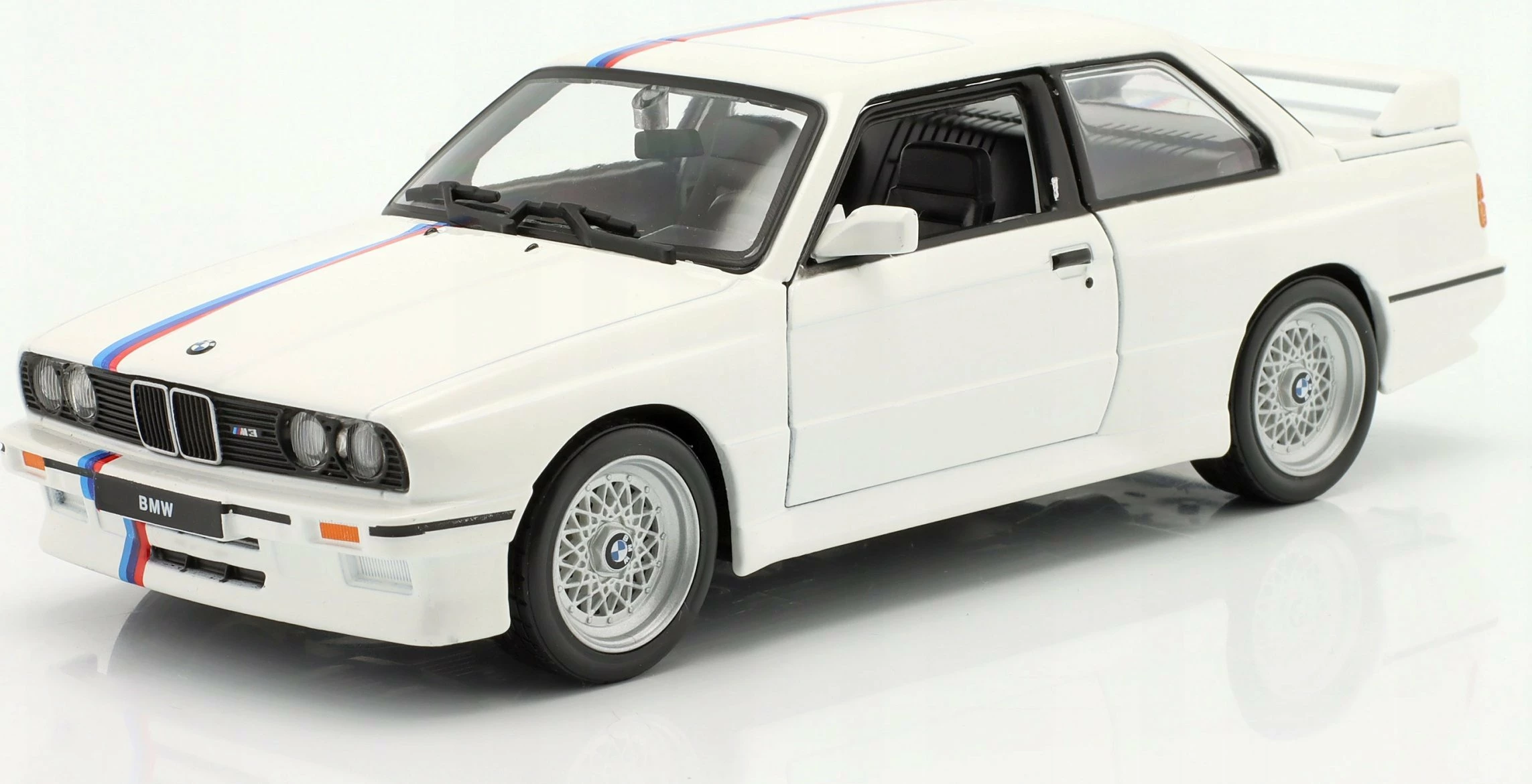 Model makine Bburago BMW 3 Series M3 1988 (E30) 1:24, metal, dyer të lëvizshme, 18.5 cm, e bardhë