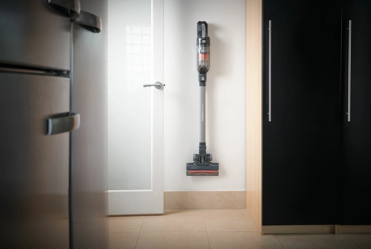 Fshesë me bateri stick Black&Decker BHFEA18D1 18V 2Ah 2-në-1, e zezë, set me bateri dhe karikues