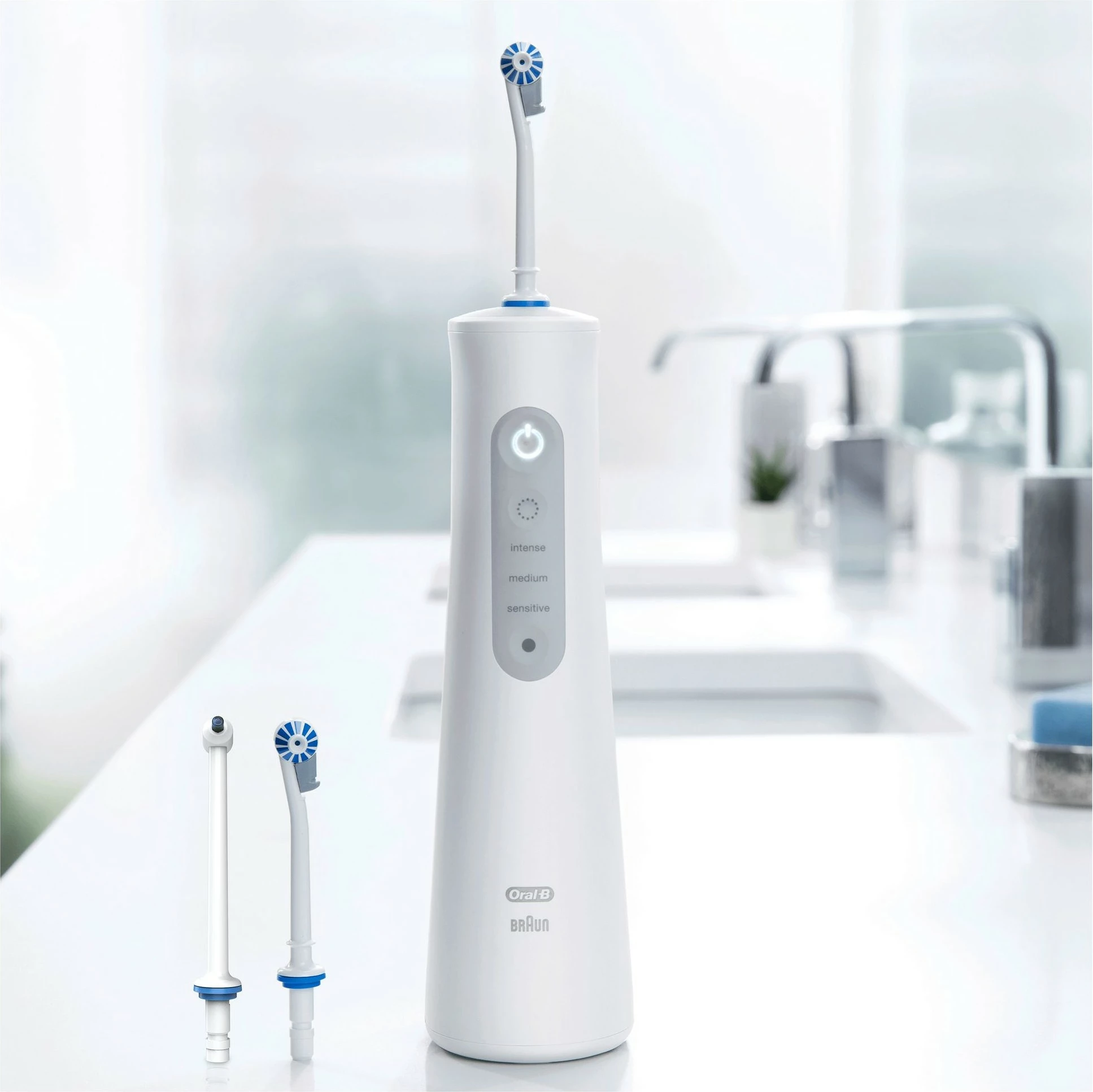 Irigator oral pa kabllo Oral-B AquaCare 6 Pro-Expert, 0.15 L, e bardhë