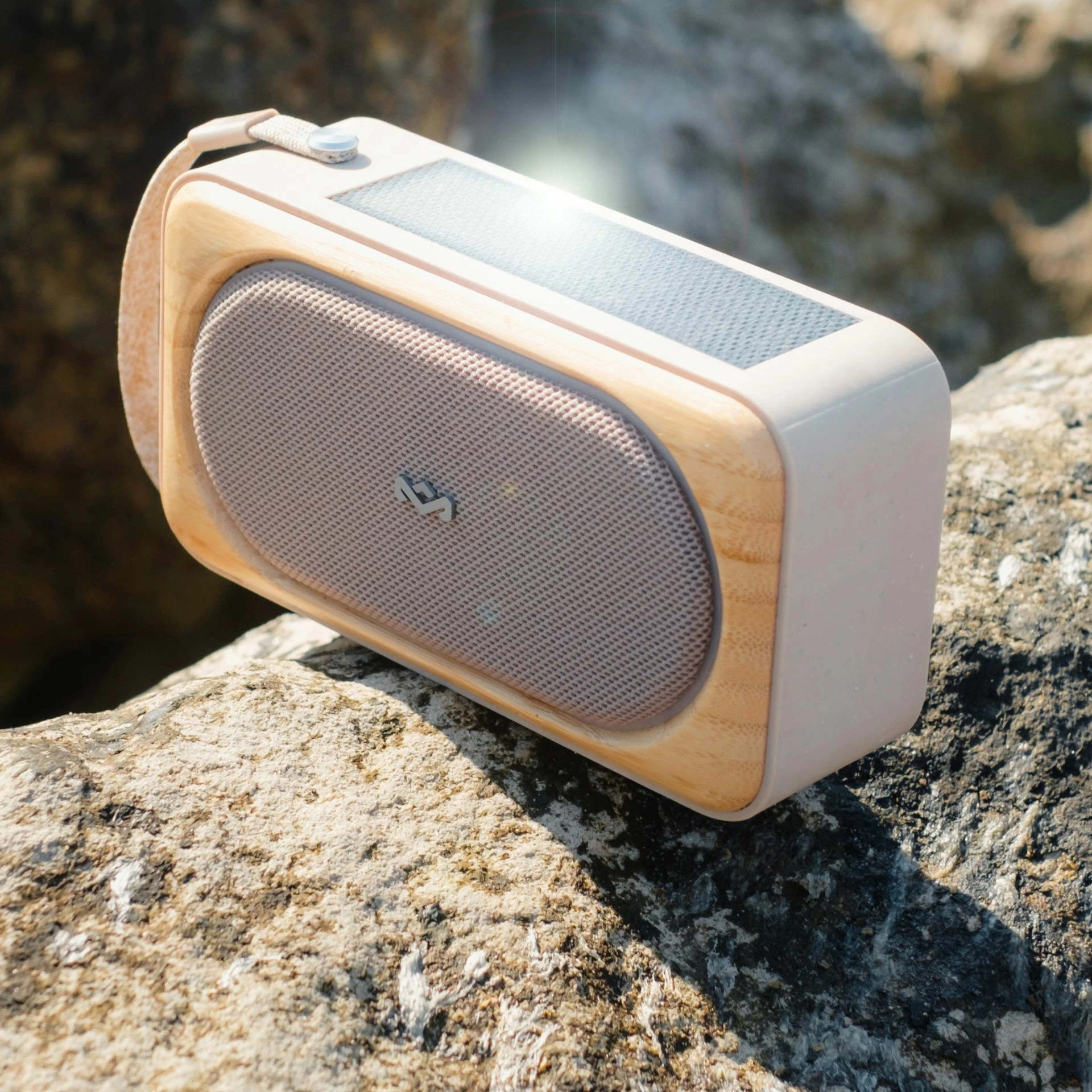 Altoparlant Bluetooth portativ House Of Marley Roots Solar, IP67, panel diellor, 14 orë, krem