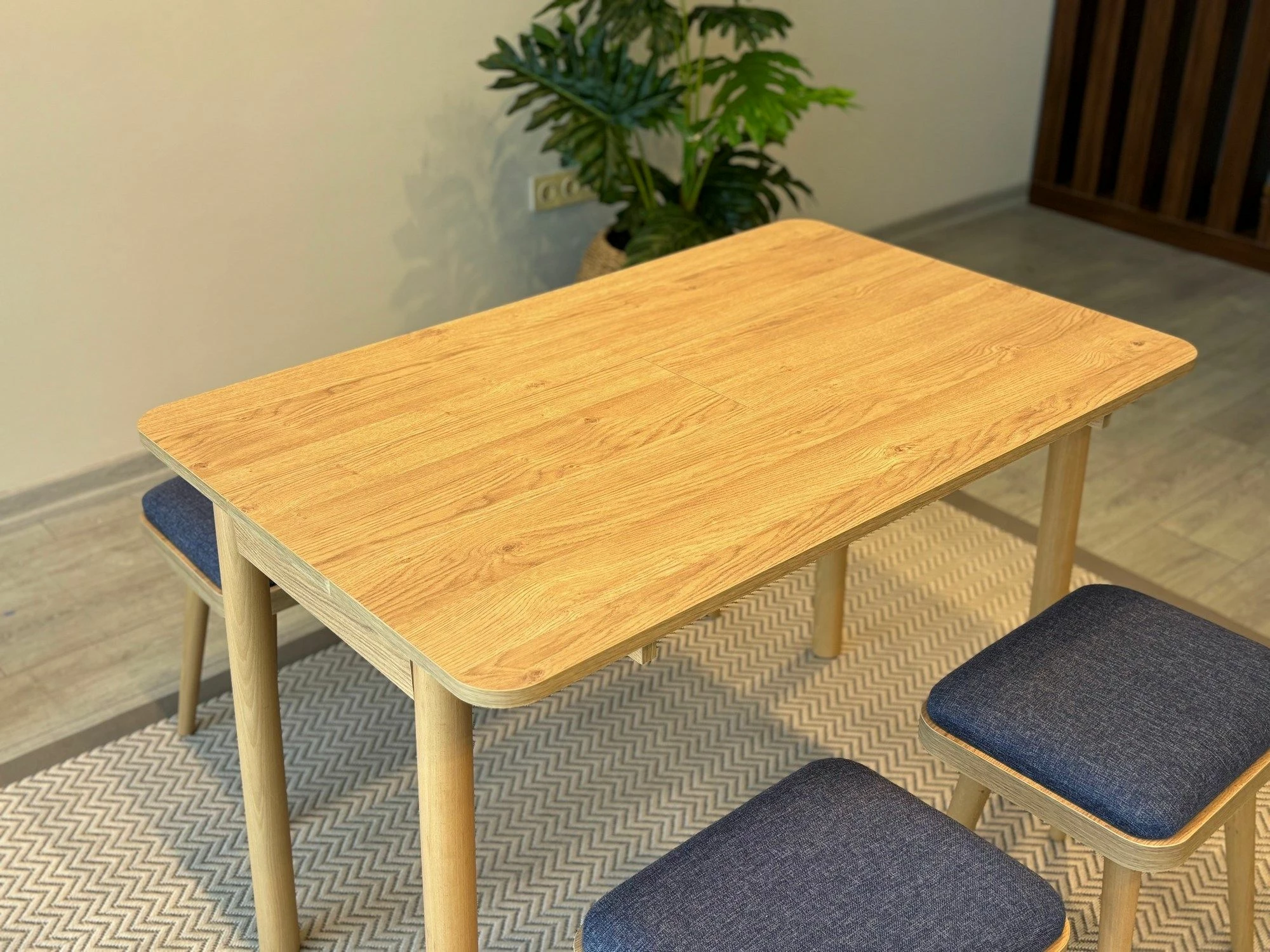 Set tavoline me karrige, zgjatshme, 5 pjesë, Skye Decor, Vina Mini 05 1048, ngjyrë lis, blu e errët