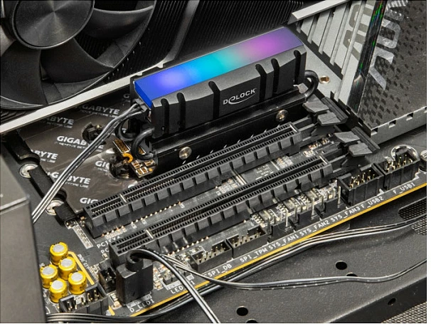 Ftohës për SSD M.2 DeLOCK 18460, alumini/bakër, ARGB 5V 3-pin, SATA, i zi