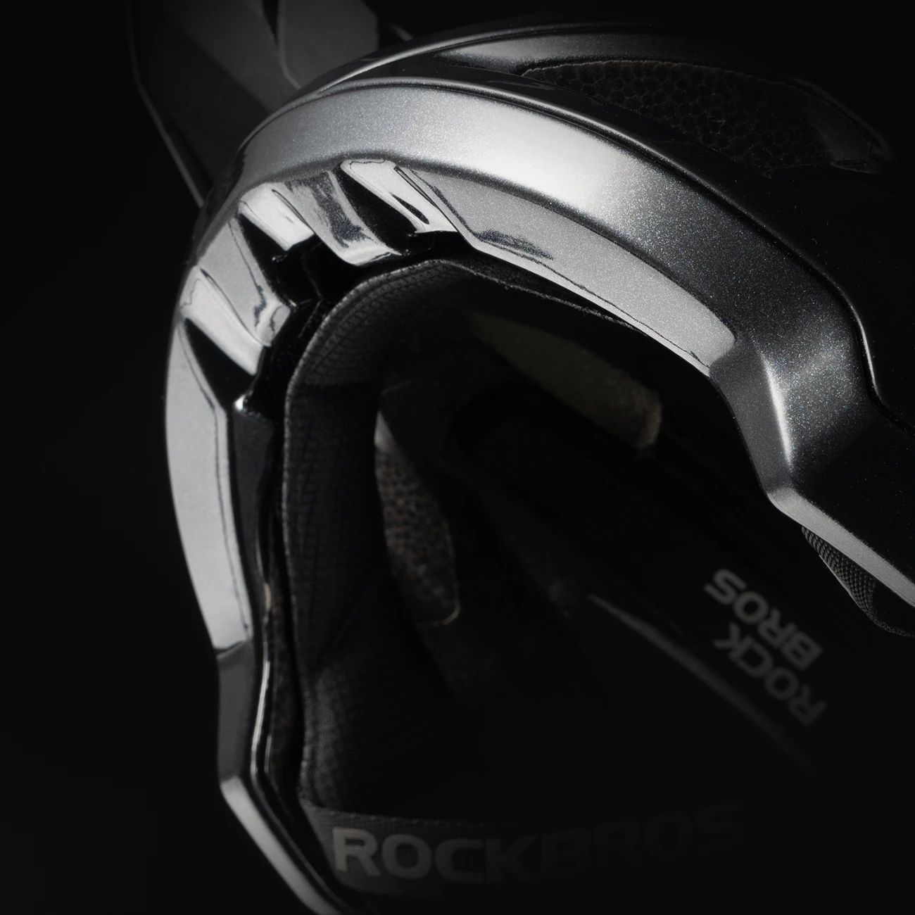 Helmetë për biçikletë Rockbros LK-99 58-62 cm, vizor i rregullueshëm, mbyllje magnetike, e zezë, në kuti