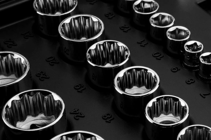 Set veglash NEO 10-060, 86 copë, 1/2" & 1/4" ratchet, kasetë plastike, zi/portokalli