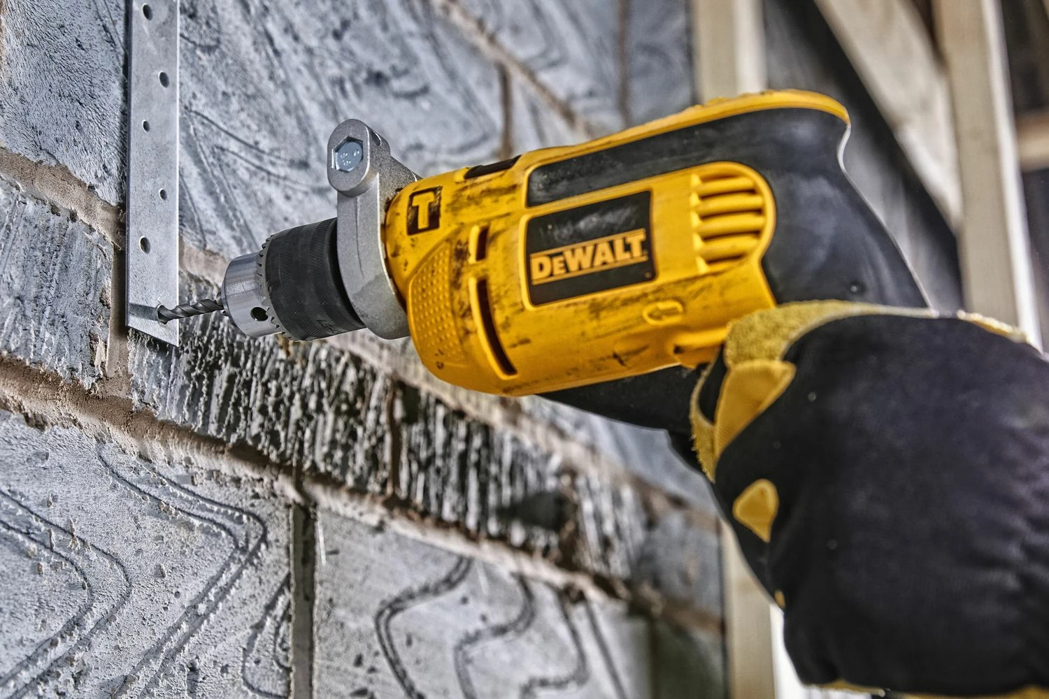 Trapan me goditje Dewalt DWD024 650W, mandrinë 13 mm, me rrymë, i verdhë/zi