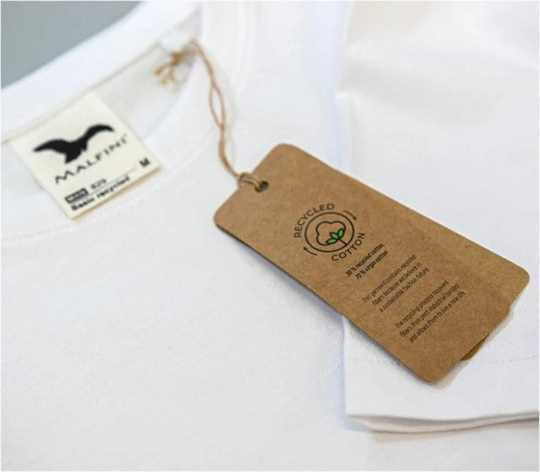 Maicë Malfini për meshkuj, e bardhë