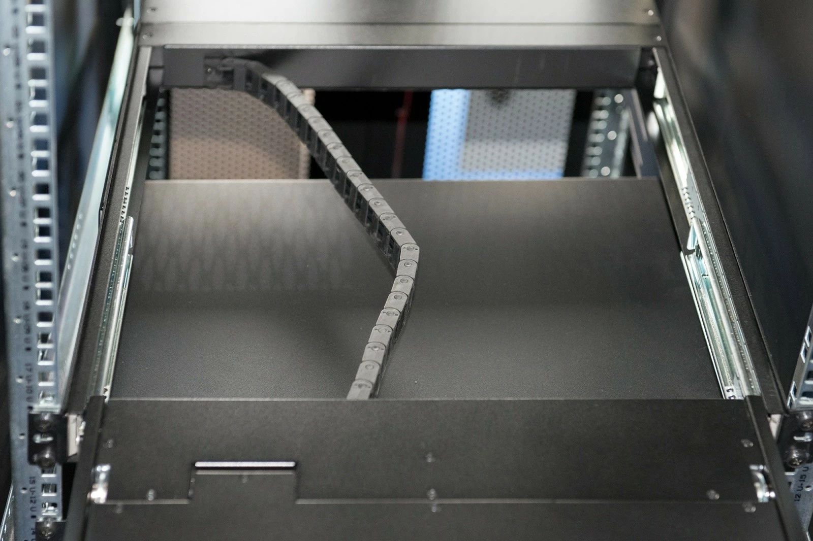 Konsolë rack Digitus DS-72210-2US me ekran 17", KVM 8 porta, tastierë US, touchpad, e zezë