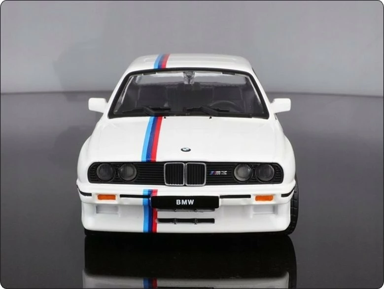 Model makine Bburago BMW 3 Series M3 1988 (E30) 1:24, metal, dyer të lëvizshme, 18.5 cm, e bardhë