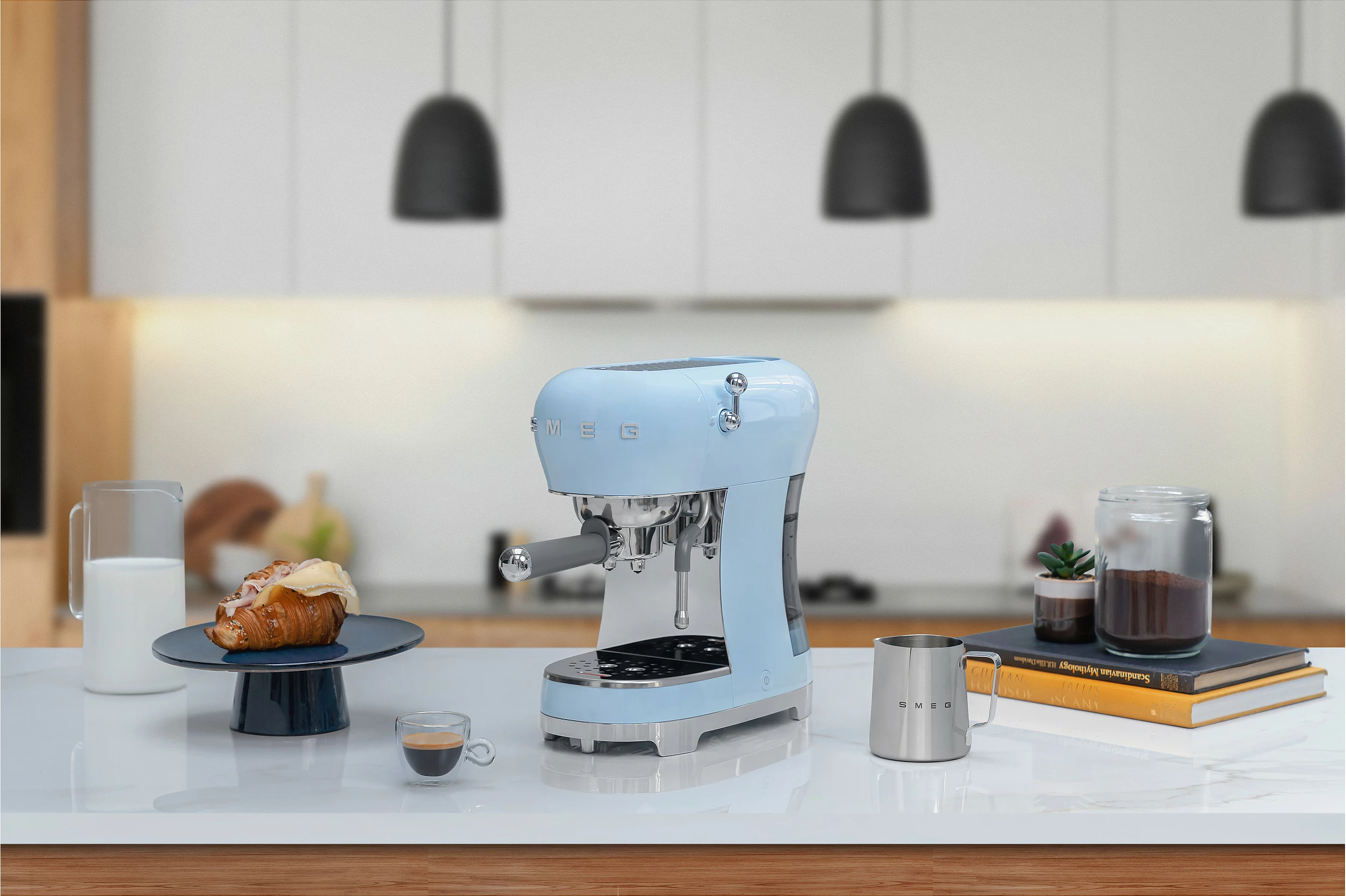 Makinë espresso me portafilter Smeg ECF02PBEU, blu pastel