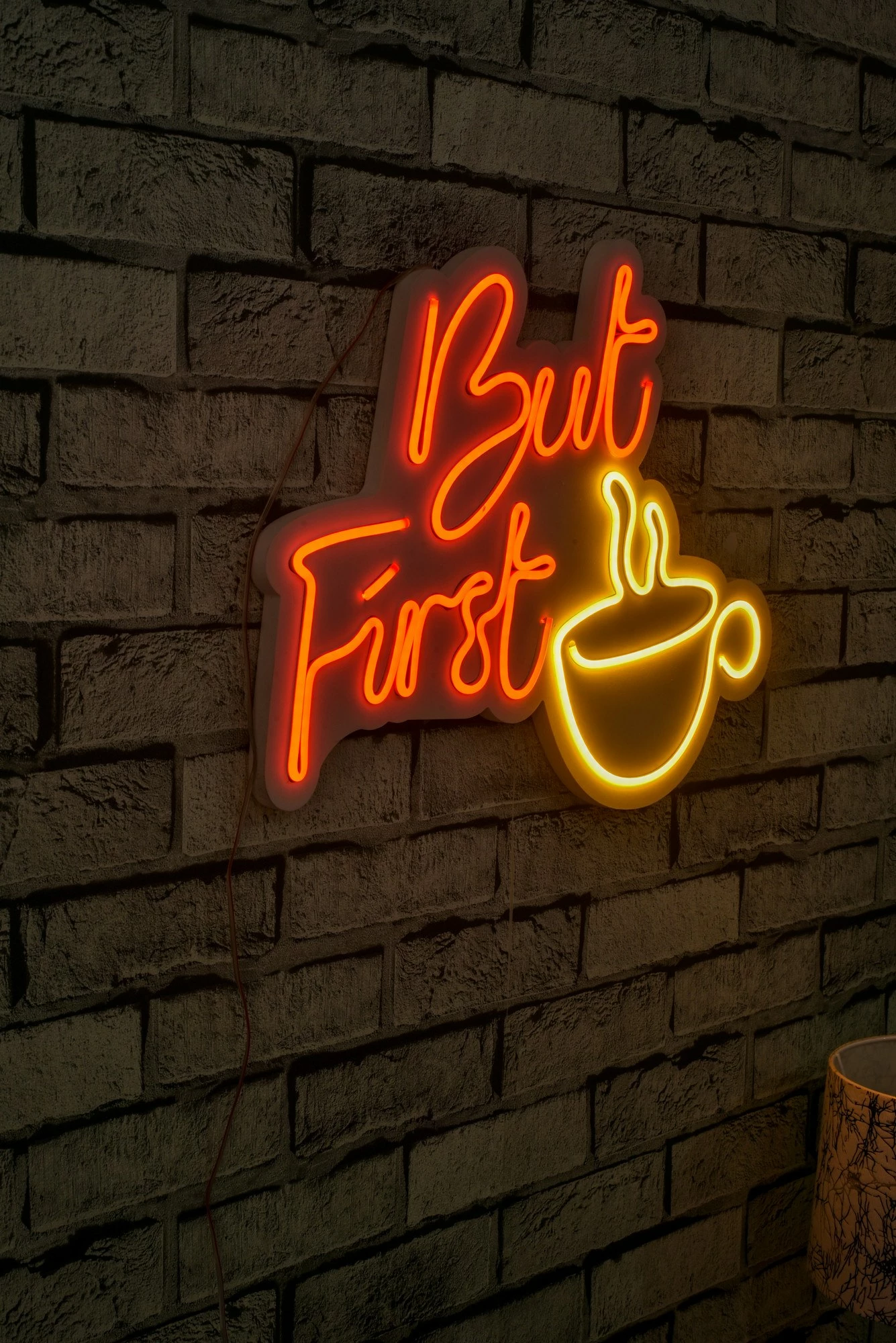 Dritë dekorative LED për mur, plastikë, But First Coffee, e kuqe dhe e verdhë