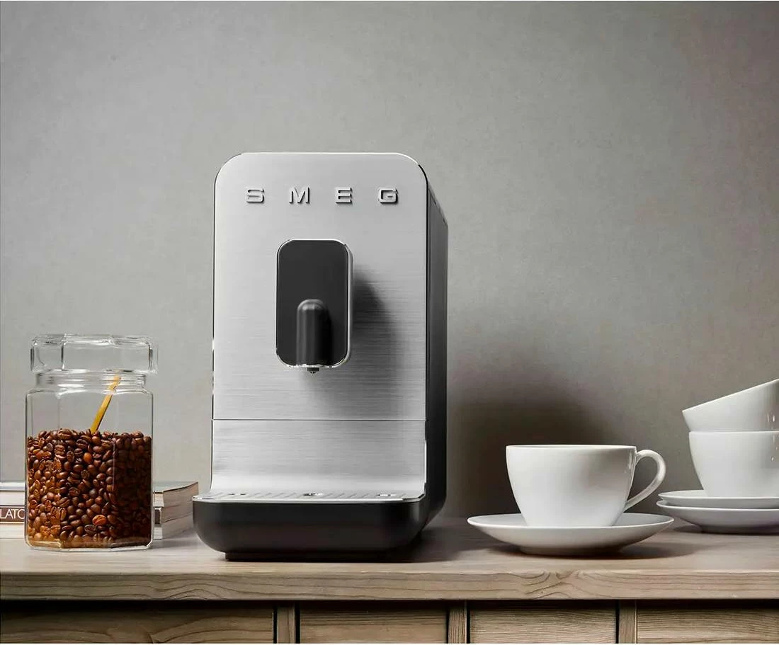 Makinë automatike espresso Smeg BCC11BLMEU 1.4L 19 bar me mulli, matte black