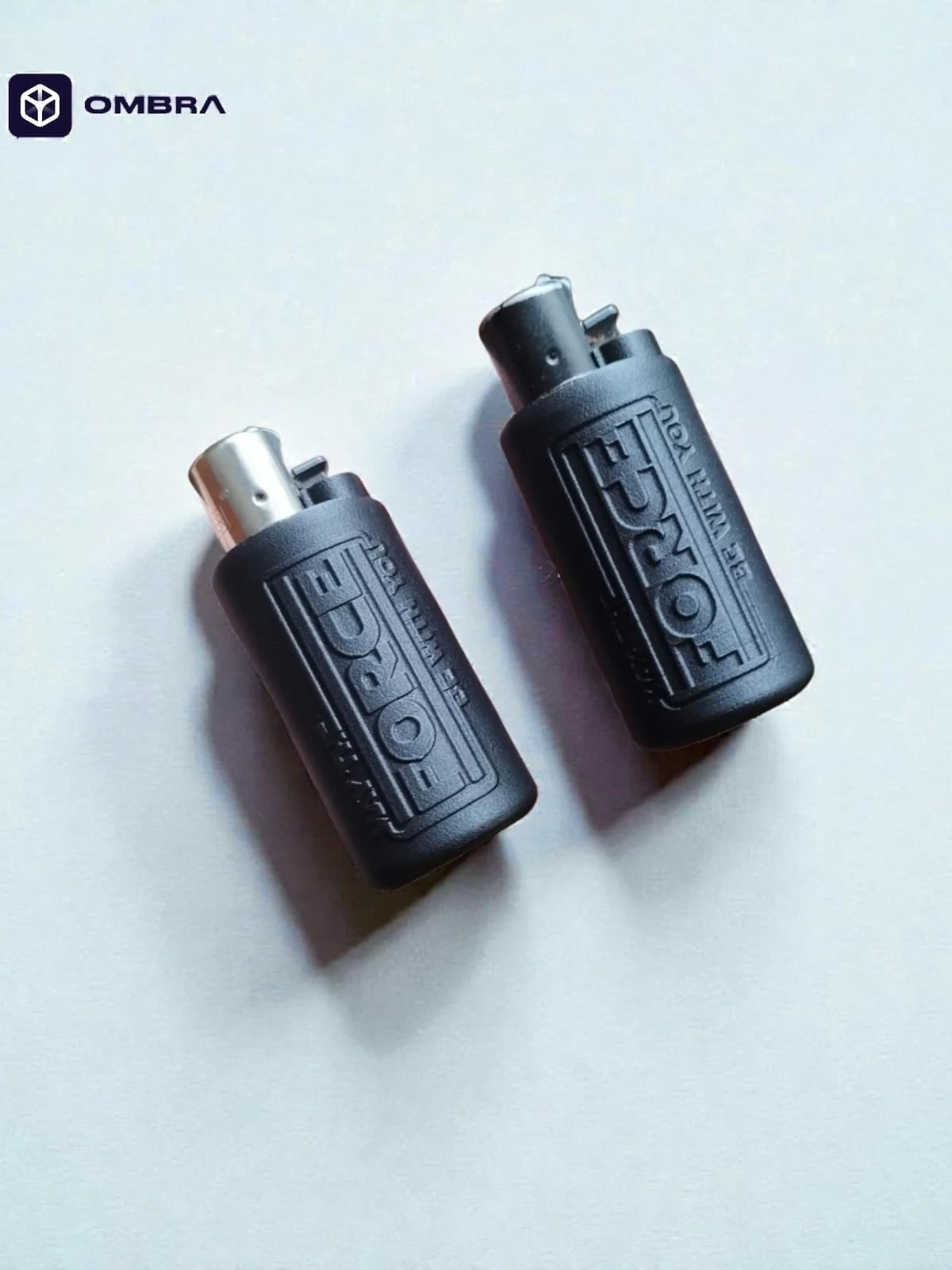 Mbajtëse për çakmak Clipper, dizajni "May Force", e zezë